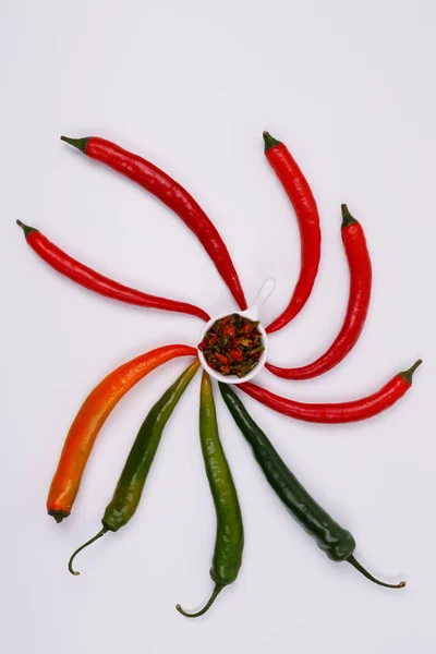 Peperoncino Rosso Giallo Verde Isolato Fondo Bianco Peperoncino Piccante Percorso — Foto Stock