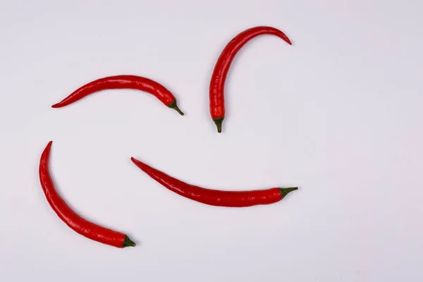 Červený Malý Horký Chilli Papriček Izolovaný Bílém Pozadí Pohled Shora — Stock fotografie