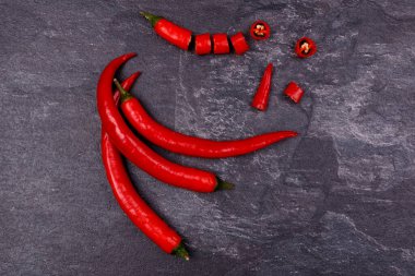 Kırmızı biber, bütün ve doğranmış. Üst görünüm, kapat