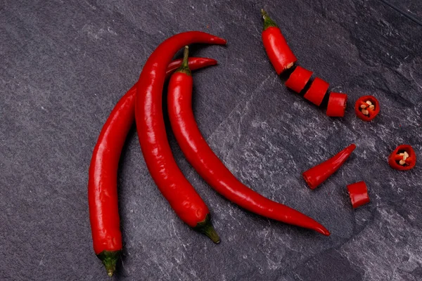 Vörös Chilis Paprika Egészben Aprítva Felülnézetből Közelről — Stock Fotó