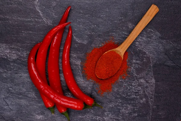 Rote Chilischoten Ein Holzlöffel Mit Paprika Von Oben Gesehen Aus — Stockfoto