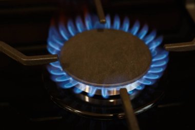 Gaz ocağı. Yakıcı gaz. Yakın plan. Yukarıdan görüntüle