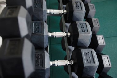 Bir sıra dambıl. Yukarıdan bak. Bakış açısı