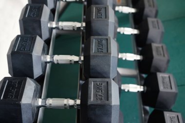 Bir sıra dambıl. Yukarıdan bak. Bakış açısı