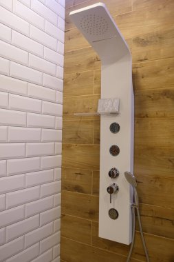 Duş kabini. Su musluğu. Yakın plan. Yan görünüm