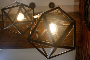 Geometrik şekilli elektrik lambası. Yakın plan.