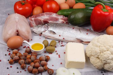 Keto diyeti. Ürünler: balık, et, sebze, yağ ve fındık. Yakın plan. Yukarıdan görüntüle.