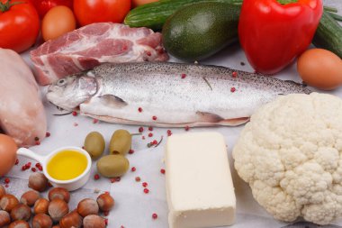 Keto diyeti. Ürünler: balık, et, sebze, yağ ve fındık. Yakın plan. Yukarıdan görüntüle.