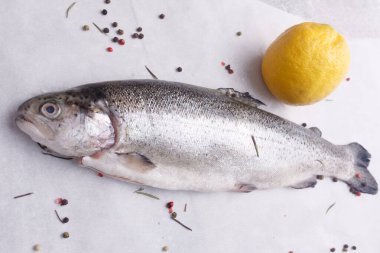 Alabalık, limon ve domates. Yukarıdan görüntüle.