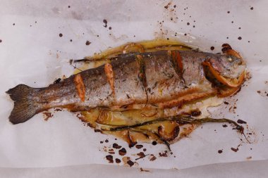 Alabalık fırında pişmiş. Arkaplan kağıdı. Yakın çekim, üst görünüm.