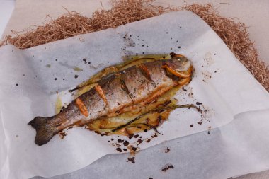 Alabalık fırında pişmiş. Arkaplan kağıdı. Yakın çekim, üst görünüm.
