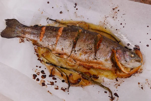 Alabalık fırında pişmiş. Arkaplan kağıdı. Yakın çekim, üst görünüm.