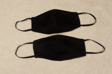 Doktor maskesi ve taç virüslerine karşı koruma, bej kumaş arka planda.