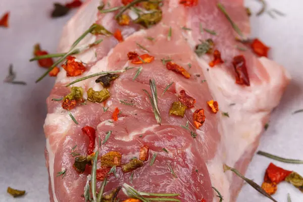 Potongan Daging Dibumbui Dengan Rempah Rempah Atas Kertas Lihat Dari — Stok Foto