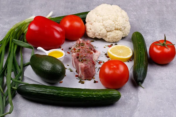 Carne Fresca Verduras Para Cocinar Sus Platos Favoritos Sobre Fondo — Foto de Stock