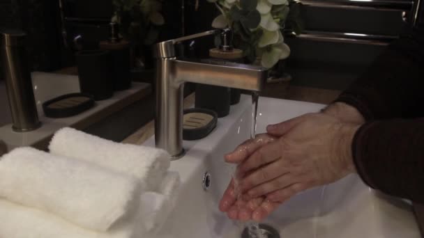 Ένας Άντρας Πλένει Χέρια Του Σταμάτα Την Κίνηση Κανένας — Αρχείο Βίντεο