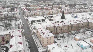 Kışın şehir meydanı. Binaların manzarası, kare ve Noel ağacı. Aero video çekimi.. 4K