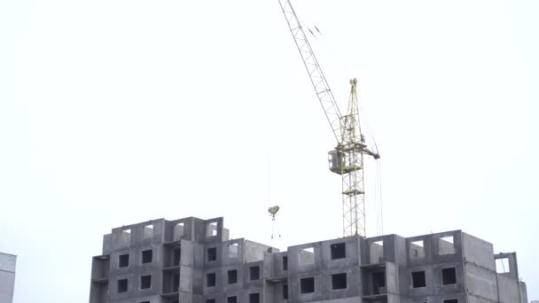 複数階建ての住宅の建設 作業クレーンと家の下のビュー — ストック動画