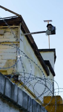 CCTV sistemi ve duvardaki dikenli teller. Alt görünüm