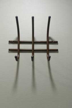 Işık duvarındaki metal askı. Yakın plan.