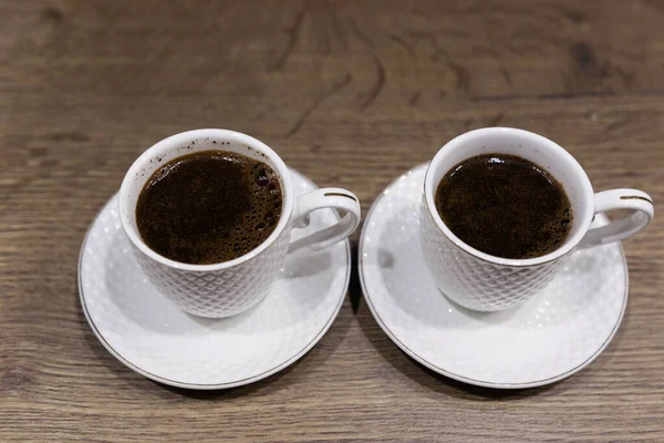 Dos Tazas Blancas Con Café Mesa Primer Plano —  Fotos de Stock