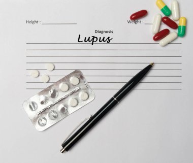 Lupus teşhisi beyaz bir kağıda yazılmış. Tıbbi konsept