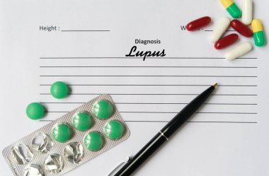 Lupus teşhisi beyaz bir kağıda yazılmış. Tıbbi konsept