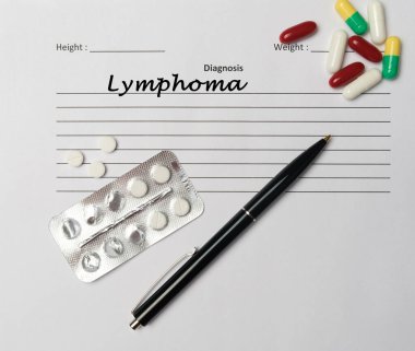 Lenfoma teşhisi beyaz bir kağıda yazılmış. Tıbbi konsept