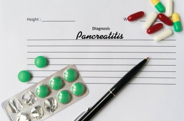 Pankreas iltihabı teşhisi beyaz bir kağıda yazılmış. Tıbbi konsept