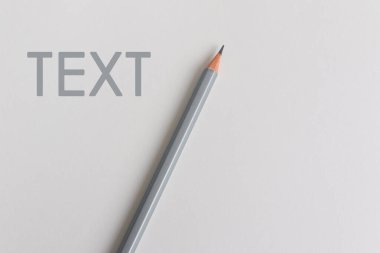 Yaratıcı düşünce (metin) için gri kalem ve alanın etkileşimli bir fotoğraf kompozisyonu eğitim, iş dünyası veya yaratıcılık alanında sunum için kullanılır. Stüdyoda kalemle aydınlatma. Beyaz arkaplan