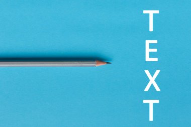 Yaratıcı düşünce (metin) için gri kalem ve alanın etkileşimli bir fotoğraf kompozisyonu eğitim, iş dünyası veya yaratıcılık alanında sunum için kullanılır. Stüdyoda kalemle aydınlatma. Mavi arkaplan