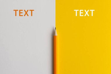 Yaratıcı düşünce (metin) için bir turuncu kalem ve alanın etkileşimli fotoğraf kompozisyonu eğitim, işletme veya yaratıcılık alanında sunum için kullanılır. Stüdyoda kalemle aydınlatma. Sarı beyaz arkaplan