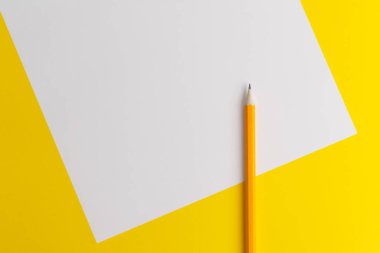 Yaratıcı düşünce (metin) için bir turuncu kalem ve alanın etkileşimli fotoğraf kompozisyonu eğitim, işletme veya yaratıcılık alanında sunum için kullanılır. Stüdyoda kalemle aydınlatma. Sarı beyaz arkaplan