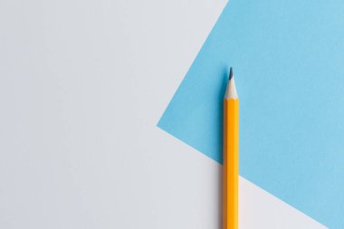 Yaratıcı düşünce (metin) için bir turuncu kalem ve alanın etkileşimli fotoğraf kompozisyonu eğitim, işletme veya yaratıcılık alanında sunum için kullanılır. Stüdyoda kalemle aydınlatma. Mavi ve beyaz arkaplan