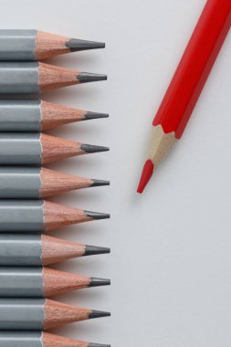 Destek Grubu, Müdahale. Kavramsal. İzole bir arka planda kırmızı ve gri kalemler karşı karşıya. Sığ alan derinliği