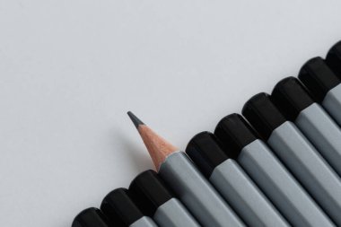 Gri kalemlerden biri diğer birkaç kalemdeki ani tarafı açtı. Finansal iş rekabet konsepti.