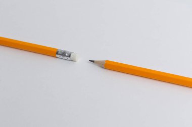 Kağıt dokusunda kalemin iki yüzü olan yaratıcılık kavramı. İş konsepti.