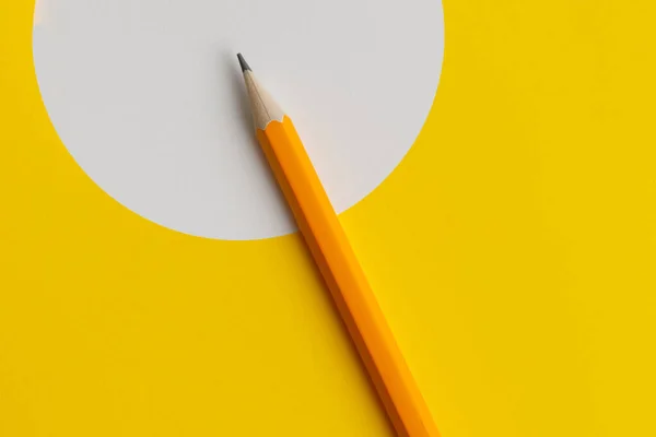 在教育 商业或创意领域 使用橙色铅笔的交互式照片作文和创造性思考空间 进行演示 在工作室里的铅笔上打光 黄白色背景 — 图库照片