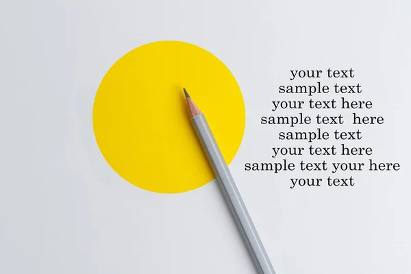 灰色の鉛筆と創造的な思考 テキスト のためのスペースのインタラクティブな写真構成は ビジネスや創造性の分野でのプレゼンテーションに使用されます スタジオの鉛筆で照明する 白と黄色の背景 — ストック写真