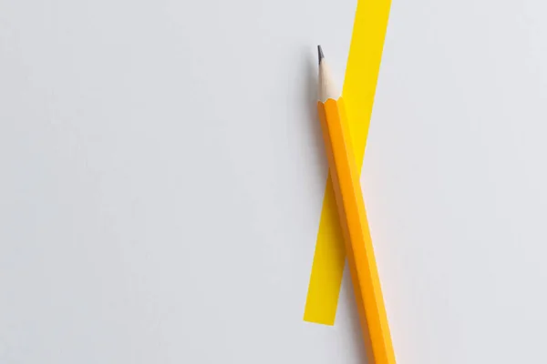 在教育 商业或创意领域 使用橙色铅笔的交互式照片作文和创造性思考空间 进行演示 在工作室里的铅笔上打光 黄白色背景 — 图库照片