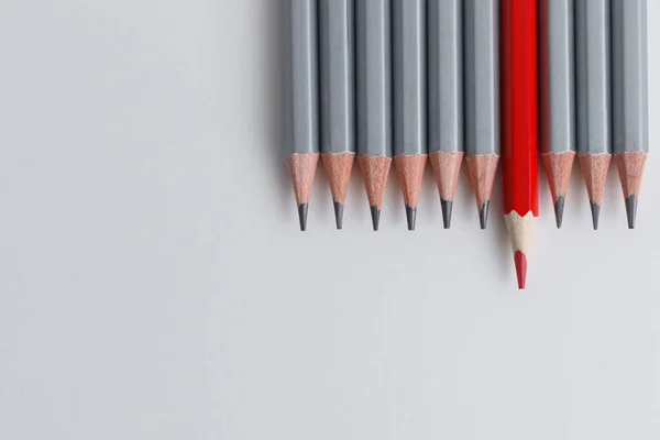 Czerwony Ołówek Szare Ołówki Białym Papierowym Tle Koncepcja Leader Inna — Zdjęcie stockowe
