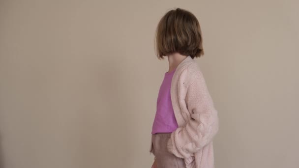 Het Meisje Steekt Haar Hand Toont Een Duim Beige Achtergrond — Stockvideo