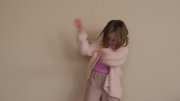 Fille Masquée Danse Fond Beige — Video
