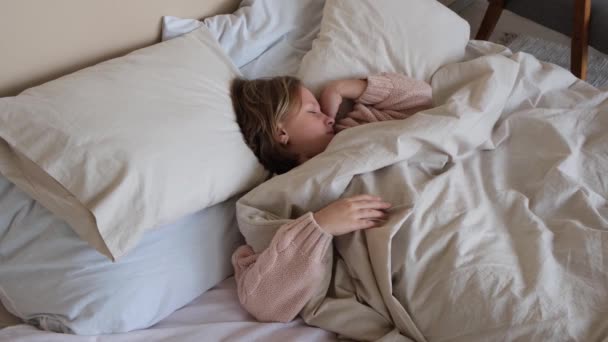 Rapariga Acorda Depois Dormir Deita Cama Vista Cima — Vídeo de Stock