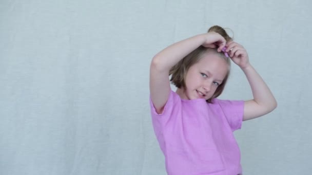 Een Meisje Poseert Voor Fotograaf Steekt Zijn Handen Het Hoofd — Stockvideo