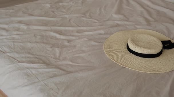 Hasır Bir Şapka Yatağın Üzerinde — Stok video