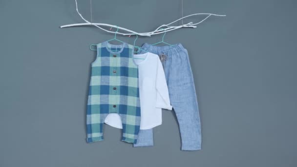 Babykleren Blauwe Broek Body Een Wit Shirt Een Grijze Achtergrond — Stockvideo