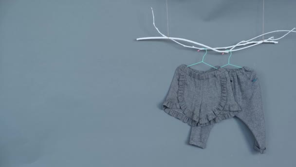 Des Vêtements Bébé Pantalon Short Gris Sur Fond Gris — Video