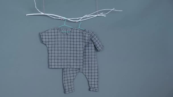 Des Vêtements Bébé Pantalon Gris Une Chemise Sur Fond Gris — Video