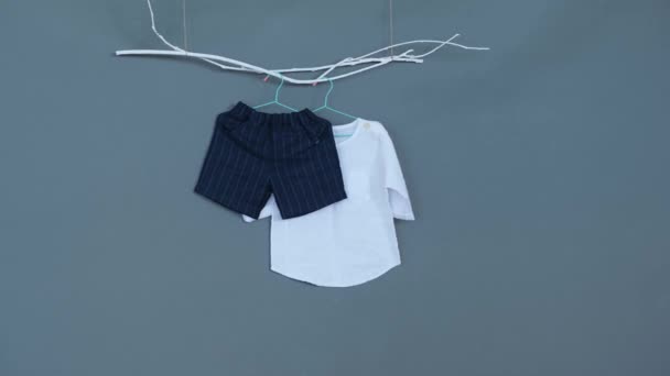 Vestiti Bambino Pantaloncini Blu Una Camicia Bianca Sfondo Grigio — Video Stock